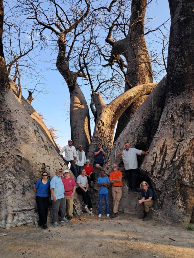 Die span uit Tennessee saam met die Degnos / Tsumkwe span by die Groot boom op N#ama