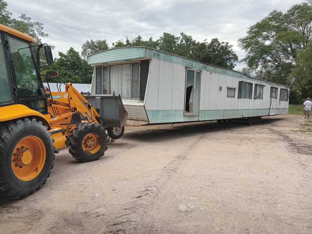 Die ou karavaanwoning word geskuif van die pastorie na die kerkgronde