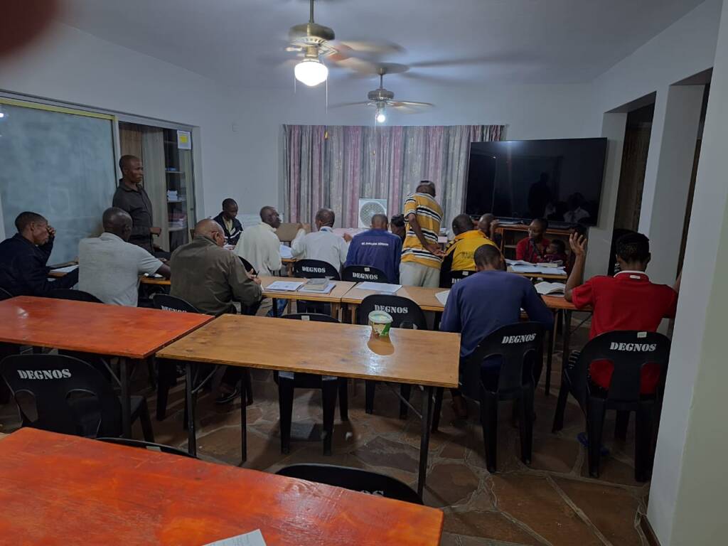 Die studente is hard aan die werk met hul huiswerk. Klasse duur daagliks van 07:30 tot 17:00, waarna die aandure gewy word aan voorbereiding vir die volgende dag se sessies. Die tempo van die opleiding stel elke student voor ’n uitdaging, maar gewillige harte en ’n brandende begeerte om die Evangelie uit te dra, dien as kragtige motivering.