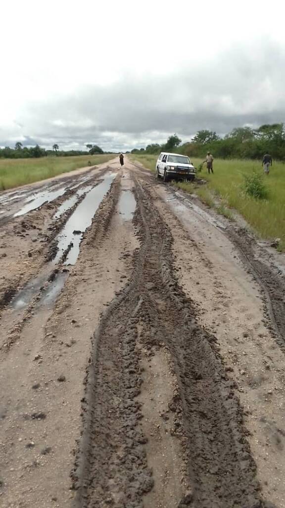 Nat paaie maak dit 'n uitdaging om die Wildevy-gemeente te besoek.