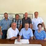 Foto (verskaf deur dr Nico Mostert, uitvoerende amptenaar van Vennote in Getuienis): Tydens die ondertekening van die De Wets se hernude kontrak met Missie Japan en RCJ vir 2026. Agter v.l.n.r.: Ds Jakkie du Preez (Bonnievale), dr Nico Mostert (Vennote in Getuienis, Vrystaat), dr Daniël de Wet (Getuienisaksie, Wes-Kaapland), ds Gawie Gous (Swellendam). Voor: ds Johann Winterbach (voorsitter van Missie Japan), ds Tobie en Annelie de Wet.