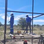 DIe bou span is besig om die Water tenk staander te bou op Tsumkwe om die water voorsiennings infrastruktuur en volhoubaarheid te verbeter