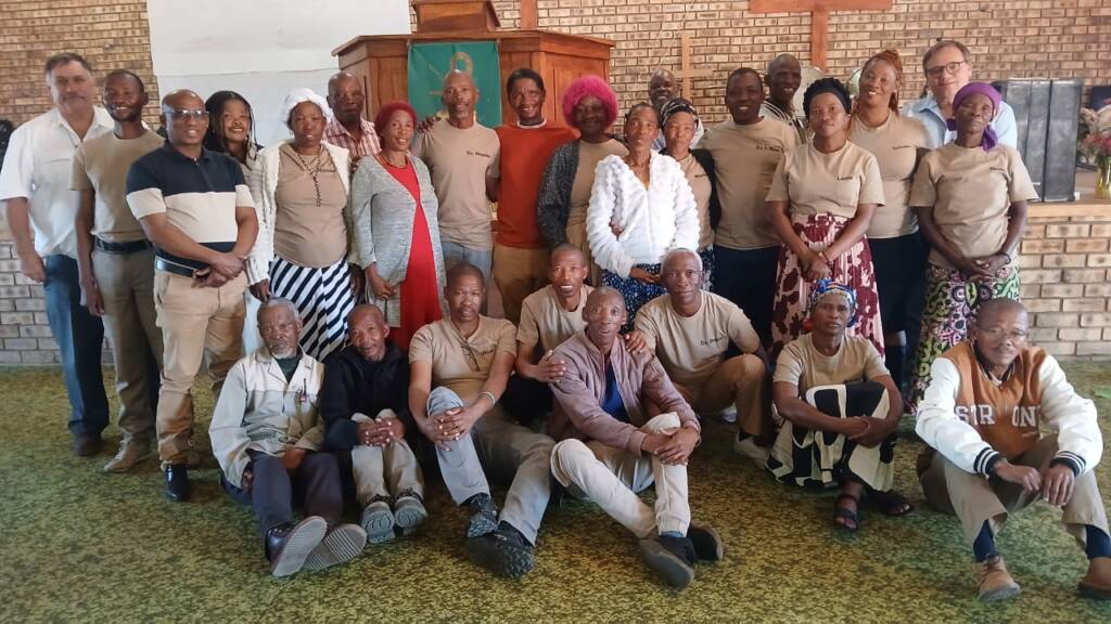 DIe NG Kerk Luhebu Noord groep saam met die !Kung gemeente op Platfontein.