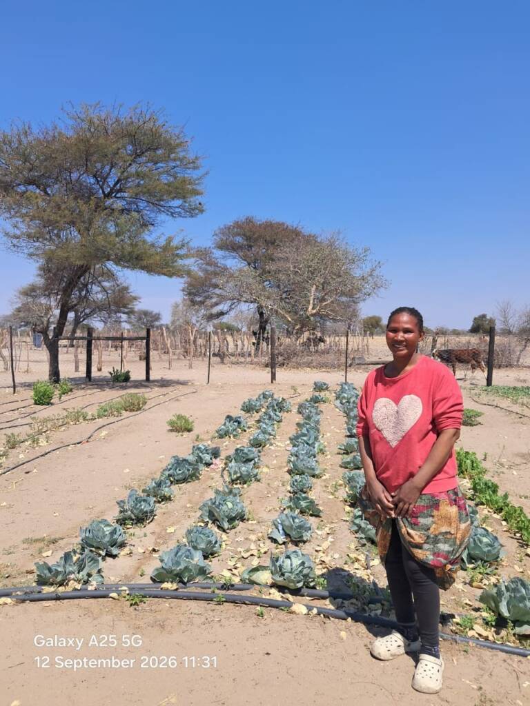 ’n Mismoedige Cornelia by haar groentetuin op Mkata. Ná alles klaar was, het ander mense onwettig op Mkata met meer as 300 beeste ingetrek – met die gevolg dat die water te min is om die tuin mooi nat te hou. Al haar harde werk verskroei in die son.