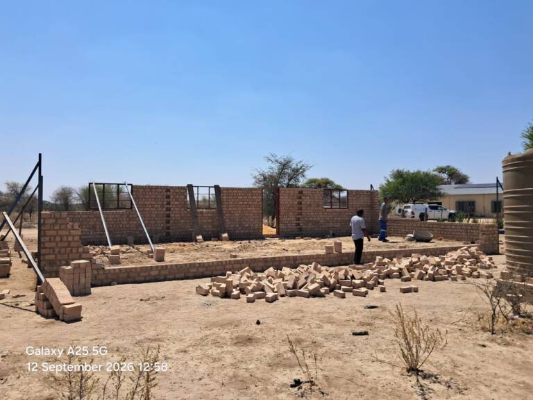 Ons hoop om hierdie groot twee-slaapkamer gastehuis op Omatako teen Desember voltooi te hê.